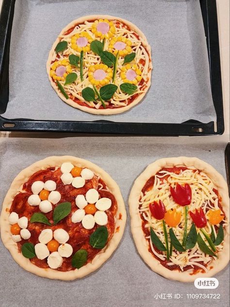 Garlic Flatbread Recipe, Flower Pizza, Quick Flatbread, Garlic Flatbread, Pizza Appetizers, Cute Pizza, Flatbread Recipe, Easy Food Art, Kawaii Food