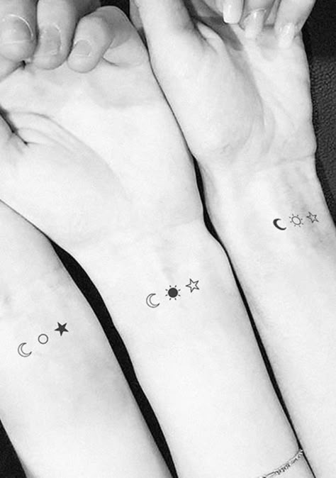 Bff Tattoos Matching For 3, Small Tattoos For Twins, Twinning Tattoos For Best Friends, Small Tattoos For Siblings, Maching Tattoos Bff, Matching Tatoos Minimaliste, Trio Tattoos Friends, Matching Tattoos Trio, Trio Best Friend Tattoos