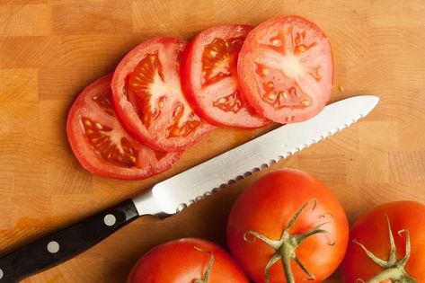 Tomato For Skin, Serrated Knife, Canning Tomatoes, Sliced Tomato, Best Chef, Cut Up, Eating Raw, Morning Food, Baking Tips