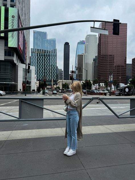 Los Angeles California Aesthetic, Los Angeles Aesthetic Outfit, Girl No Face, La Pictures, Aesthetic Los Angeles, Angeles Aesthetic, Los Angeles Aesthetic, Aesthetic Downtown, Los Angeles Downtown