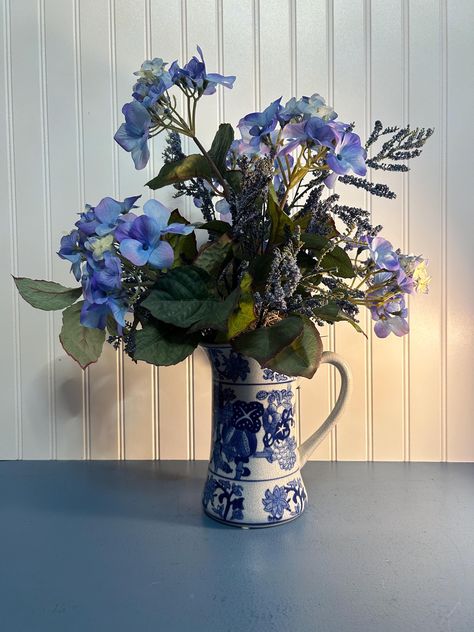 Pretty piece in great condition. Vase Reference, Flower Vase Painting, Vase Blue And White, Blue White Vase, Centerpiece Vase, Flowers Vase, Color Personality, Blue And White Vase, Floral Centerpiece