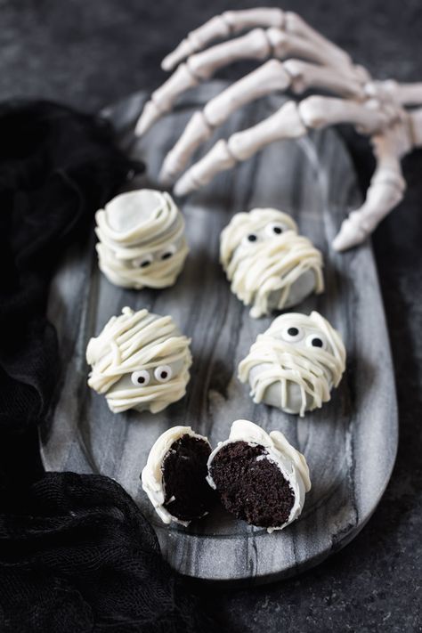 Halloween Oreo Balls, Mummy Treats, Oreo Balls Recipe, Easy Party Desserts, Oreo Balls, Party Food Dessert, Oreo Truffles, Halloween 3, Chocolate Wafers