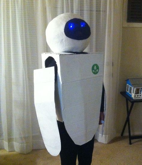 Coolest Homemade Wall E & Eve Costumes                                                                                                                                                     More Robot Costume Diy, Wall E Costume, Disney Cosplay Ideas, Wall E And Eve, Eve Costume, Recycled Robot, Wall E Eve, Robot Costumes, Diy Costumes Kids