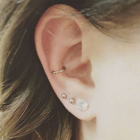 Snug Piercing Ideas, Piercing Snug, Different Ear Piercings, Unique Ear Piercings, Snug Piercing, Types Of Ear Piercings, Anti Tragus, Cool Ear Piercings, Pretty Ear Piercings