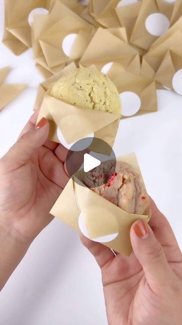 Baking Wrapping Packaging Ideas, Cookie To Go Packaging, Handmade Cookies Packaging, Biscuit Wrapping Ideas, Cookie Envelope Diy, Jumbo Cookie Packaging, Individual Wrapped Cookies, Cookie Sleeves Packaging, Homemade Cookie Packaging