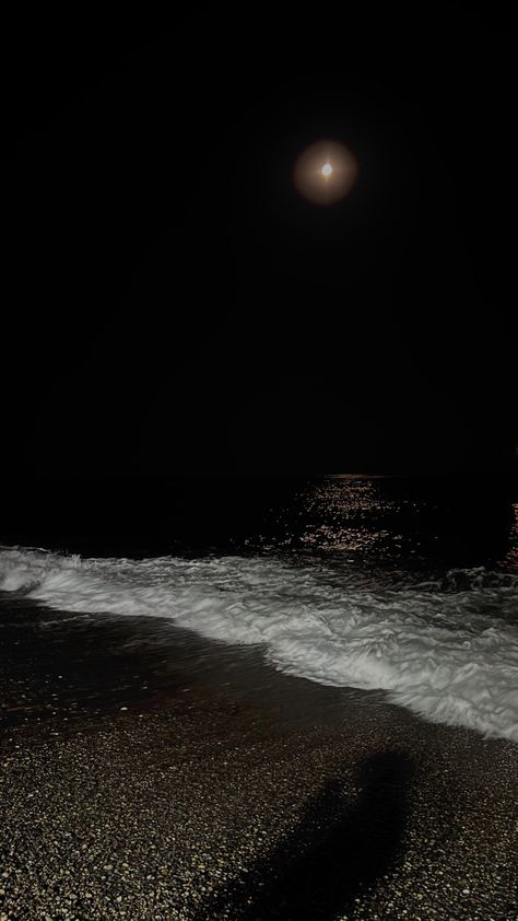 Widget Summer Aesthetic, Night On The Beach, Cool Lock Screen Wallpaper, Wallpaper Widget, Moon Sea, Dark Beach, Moon Beach, Ocean At Night, Beach Sunset Wallpaper