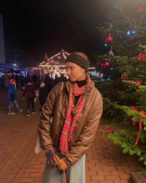 A girl with two braids at Christmas market is wearing a headband, pink scarf, gloves, brown puffer jacket and baggy jeans. Colourful Scarf, Outfit For Christmas, Ear Warmer, Winter 2022, Christmas Market, Winter Outfit, Every Girl, The Fashion, Winter Outfits