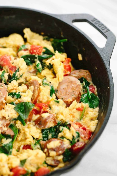 Healthy Desayunos, Breakfast Scramble, Skip Breakfast, Italian Sausage Recipes, Kale And Spinach, One Skillet, Sausage And Egg, Boiled Egg, Sausage Breakfast