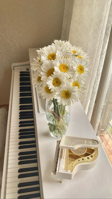 A bouquet of flowers on top of a piano Piano Teacher Aesthetic, Pink Piano Aesthetic, Piano Inspiration, Piano Flowers, Aesthetic Piano, Piano Living Rooms, Piano Stand, Pink Piano, Piano Aesthetic