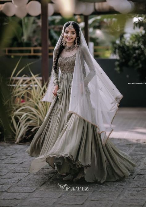 Engagement Dress For Bride Indian Muslim, Muslim Brides Indian Wedding Dresses, Hijabi Lehenga, Muslim Engagement Look, Muslim Bridal Lehenga, Engagement Dress Muslim, Mehandi Outfits Brides, Muslim Brides Indian, Muslim Engagement Dress