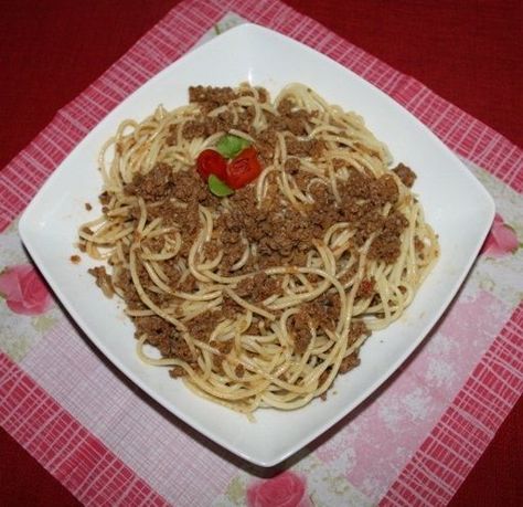 Spaghetti in minced meat Minced Meat, Garlic Paste, Curry Leaves, Curry Powder, Pasta Recipe, Chopped Onions, Stir Fry, Pasta Recipes, Food To Make