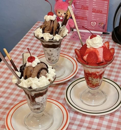 Ice Cream Parfait, Strawberry Sundae, Kawaii Cooking, Pretty Dessert, Yummy Comfort Food, Kawaii Food, Cute Desserts, Food Drawing, Sweet Desserts