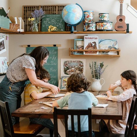 Homeschool Room With Table, Homeschool Family Room, Homeschool In Kitchen Ideas, Modern Farmhouse Homeschool Room, Nature Homeschool Room, Cottage School Room, Homeschool Dinning Room, Eclectic Homeschool Room, Rustic Homeschool Room