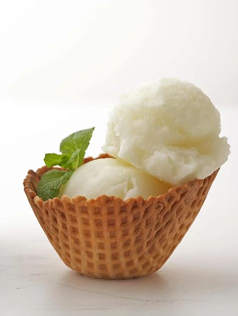 mojito-sorbet-268092ca Sorbet Recipe, Frozen Dessert Recipe, Mint Recipes, Sorbet Recipes, Healthy Ice Cream, Refreshing Desserts, Ice Cream Treats, Cream Desserts, Vegan Ice Cream