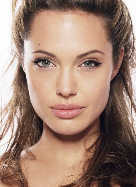 angie and her perfect golden ratio face. Angelina Jolie Makeup, Angelina Jolie Photos, Jolie Pitt, James White, Actrices Hollywood, Foto Art, Angelina Jolie, Madonna, Blue Eyes