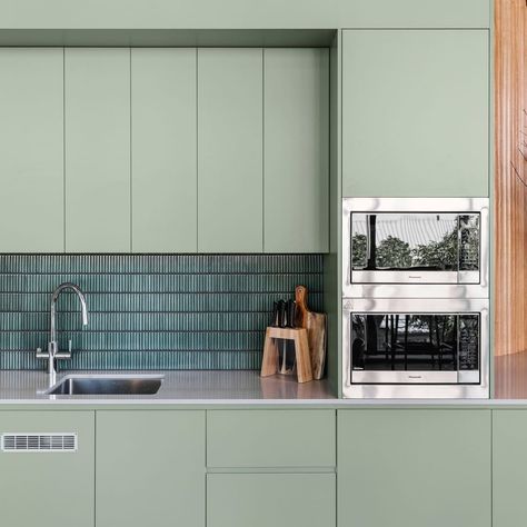 Laminex Australia on Instagram: “Laminex Bayleaf featured here as the hero cabinetry is a mid-tone green with a touch of grey. Paired beautifully with warm woodgrains to…” New Kitchen Inspiration, Round Dining Table Decor, Kitchen Colour Combination, Green Kitchen Designs, Simple Kitchen Design, Kitchen Remodel Before And After, Kitchen Interior Design Modern, Kitchen Benches, House Design Kitchen