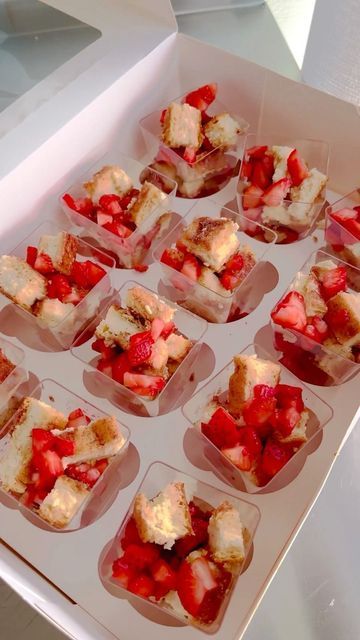 Jacqueline Ramirez on Instagram: "Mini individual churro cheesecake with strawberries perfect for any parties or events ✨ . . . . #baking #churrocheesecake #minichurrocheesecake #strawberries #losangeles #churrocheesecakebites #parties #catering" Birthday Cake Ideas Strawberry, Churro Bar Set Up, Mini Churro Cheesecake, Churro Cheesecake Tray, Cheesecake Churro, Churro Cheesecake Cups, Churro Cheesecake Shooters, Churro Cheesecake In Cups, Churro Cheesecake With Strawberries