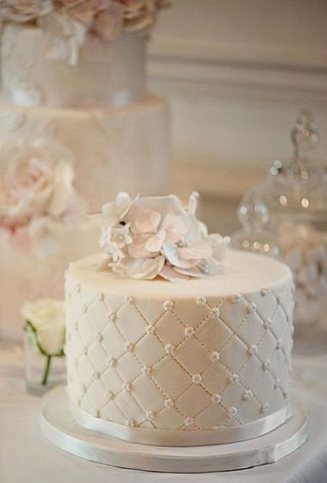 34 Pretty One-Tier Wedding Cakes To Get Inspired 1 Layer Wedding Cake, Vintage Pasta, One Tier Cake, Wedding Cake With Flowers, Cakes Elegant, Cake With Flowers, Wedding Cakes Elegant, Traditional Wedding Cakes, Small Wedding Cakes