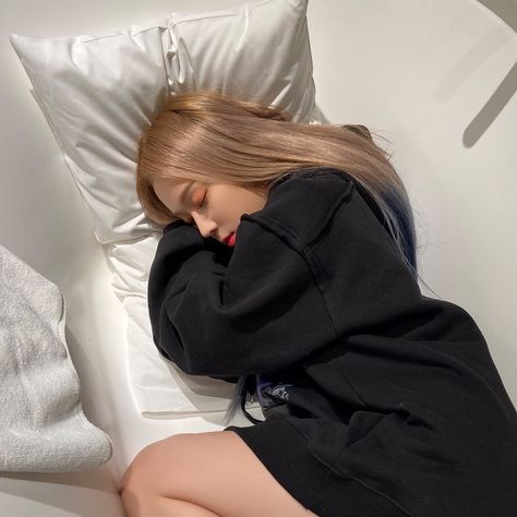 aespa pics on Twitter: "winter sleeping in a bathtub ♡ (aespa ig update)… " Winter Selca, Winter Instagram, Aespa Winter, Winter Aespa, Pre Debut, Kim Min, Black Mamba, Winter Aesthetic, Twitter Update