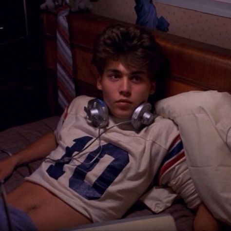 Johnny Depp looked like a teenage dream in Nightmare on Elm Street, wearing a cropped jersey-style shirt. Swoon. Daniel Desario, 90s Johnny Depp, John Depp, Mens Crop Top, جوني ديب, 90s Actors, Young Johnny Depp, 80s Men, 90s Men