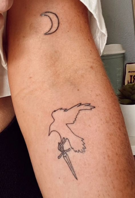 Crow carrying a knife Crow And Cup Tattoo Six Of Crows, Crow Club Tattoo, Six Of Crows Tattoo Ideas, Grishaverse Tattoo, Simple Crow Tattoo, Small Crow Tattoo, Six Of Crows Tattoo, Crow Tattoos, Club Tattoo