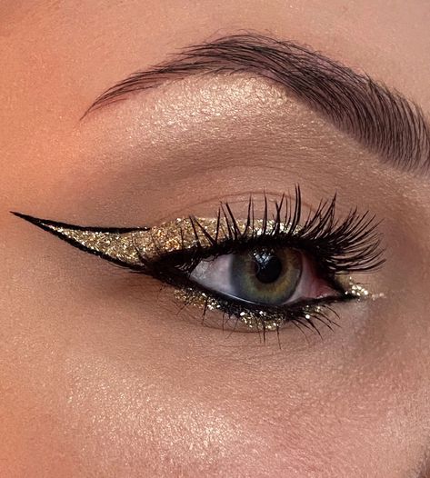 Golden Eyeliner, Space Party Costumes, Black Gold Makeup, 2024 Dance, Superhero Makeup, Golden Woman, Egyptian Makeup, Goddess Fashion, Ball Hairstyles