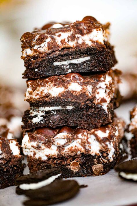 Brownies In A Box Recipes, Oreo Marshmallow Brownies, Brownie Marshmallow Bars, Gourmet Brownies Recipes, Hot Mess Brownies, Loaded Brownies, Oreo Marshmallow, Oreo Fluff Dessert, Boxed Brownie Recipes