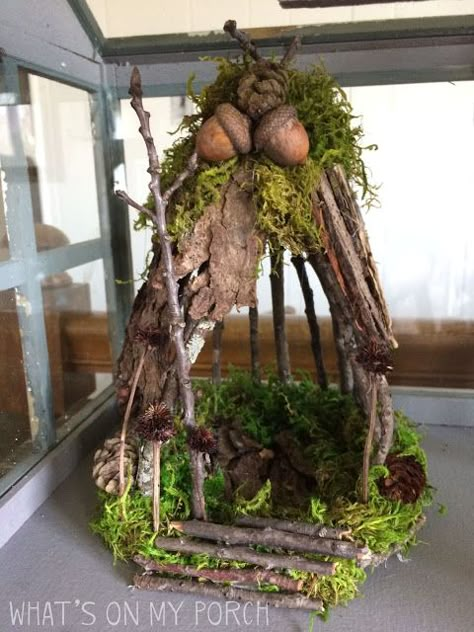 Fairy house with twigs, acorns, moss Fairy House Ideas, Twig Crafts, Koti Diy, Fairy Tree Houses, Fairy Garden Furniture, Fairy Ideas, Fairies Garden, Fairy House Diy, Fairy Garden Designs