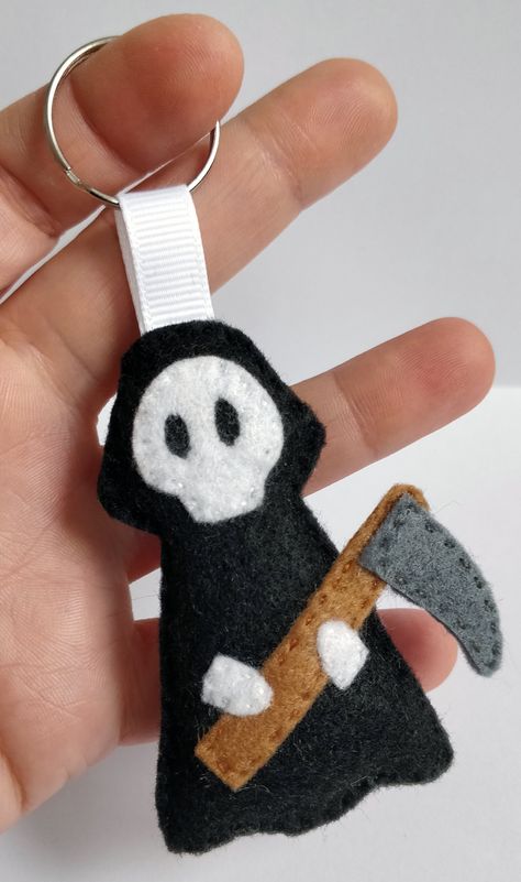 Goth Felt Crafts, Diy Felt Gifts, Halloween Felt Ornaments, Felt Crafts Halloween, Craft With Felt, Felt Halloween Decorations, Blank Expression, Felt Skull, Halloween Felt Crafts