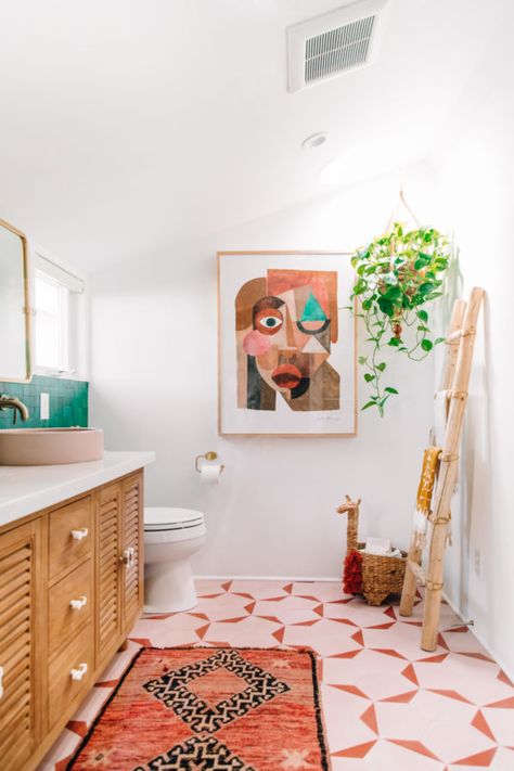 Studio DIY's #Mindwelling | JungalowJungalow Makeover Kamar Mandi, Fun Bathroom, Tile Steps, The Golden Girls, Bad Inspiration, Green Tile, Diy Interior, Cheap Decor, Bathroom Makeover