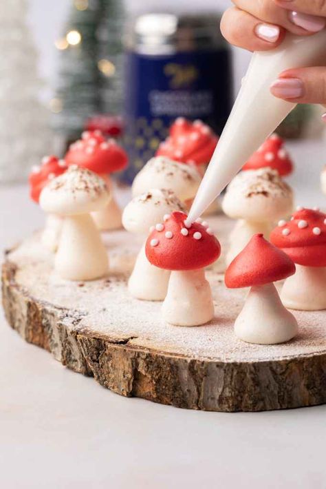 Festive Meringue Mushrooms - Jessie Bakes Cakes Christmas Meringue, Mushroom Cupcakes, Meringue Mushrooms, Easy Meringues, Mushroom Cake, Coffee And Walnut Cake, Mushroom Tea, Eton Mess, Shower Desserts