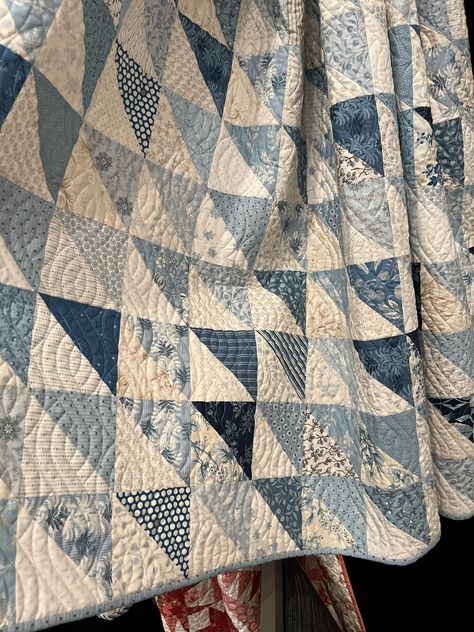 Blue Quilts Ideas Color Combos, Gray And Blue Quilt Ideas, Navy Quilt Patterns, Navy Blue Quilts Ideas, Blue And White Quilts Patterns, Three Color Quilts, Blue Patchwork Quilt, Light Blue Quilt, Quilt Color Schemes