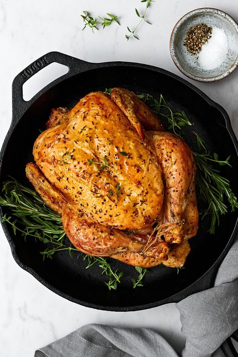 This whole roasted chicken recipe is juicy, crispy, and super easy to make! Plus, it's perfect for an easy dinner or holiday meal. Whole Chicken Recipes Oven, Baked Whole Chicken Recipes, Whole Roast Chicken Recipe, Roasted Chicken Recipe, Easy Roast, Easy Roast Chicken, Oven Chicken Recipes, Whole Chicken Recipes, Whole Roasted Chicken