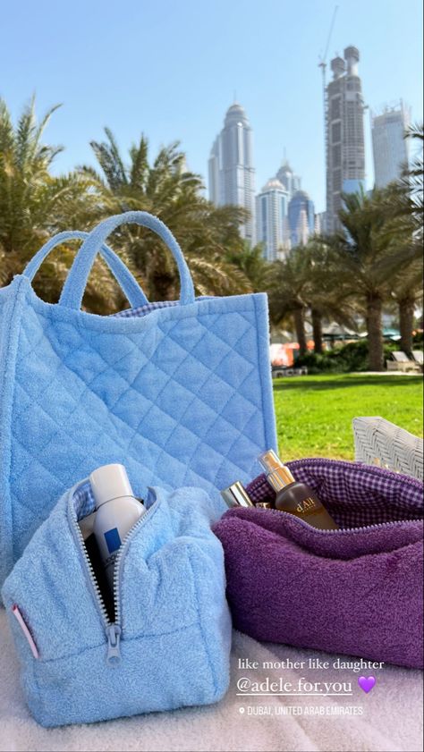 Sewing Beach Bag, Dubai Vibes, Diy Bag Making, Diy Makeup Bag, Diy Bag Designs, Diy Handbag, Girly Bags, Patchwork Bags, Jeans Bag