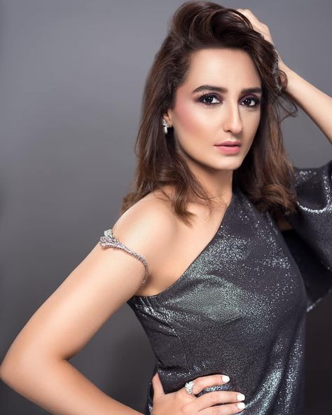 The epitome of elegance. Maha Ali Bintory gives our model Momal Sheikh a subtle glow  smokey eye with a soft nude... Momal Sheikh, Braided Headbands, Pakistan Fashion Week, Pakistani Couture, Nude Lips, Effortless Hairstyles, Pakistani Bridal Wear, Nude Lip, Braided Headband