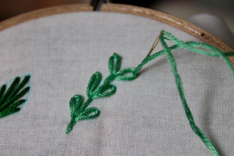 Back Stitch Embroidery, Embroidery Floss Crafts, Stitched Flowers, Embroidery Stitches Beginner, Embroidery Leaf, Embroidered Leaves, Embroidery Tutorial, Embroidery Stitches Tutorial, Needlework Embroidery