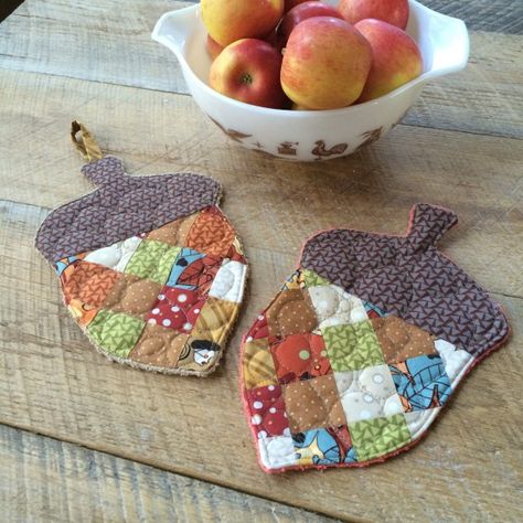 Fabulous Fall Projects to Sew - Quilted Potholders, Fall Sewing, Fall Quilts, Mini Quilts, Sewing Projects For Beginners, Easy Sewing Projects, Mug Rug, Sewing Gifts, Oven Mitts