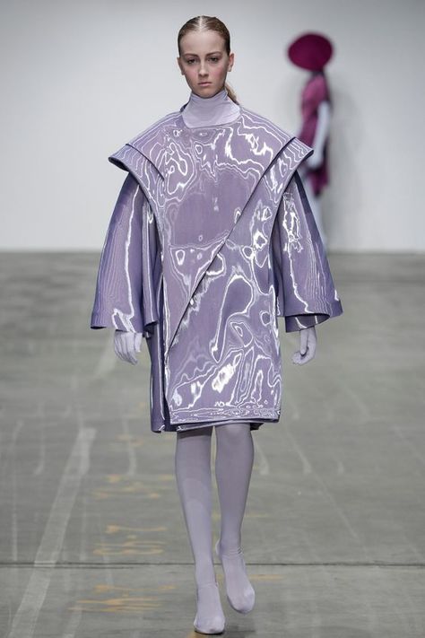 Futuristic fashion - Photo: Jeff Montes #futuristic #fashion #future #trends #inspiration #intergalactic #purple #women #catwalk #fashionshow #look #dress Haute Couture Style, Sculptural Fashion, Space Fashion, Futuristic Fashion, Future Fashion, Mode Inspo, Cool Stuff, Mode Inspiration, Mode Style