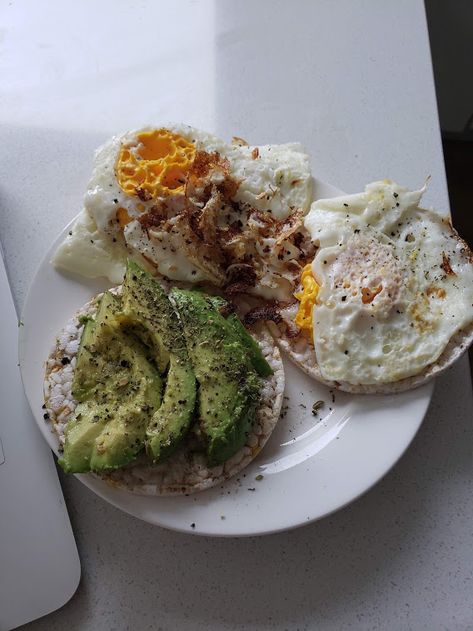 breakfast idea: eggs and avocado on rice cakes dairy, gluten, soy free Avocado Toast Rice Cake, Avocado On Rice Cake, Rice Cake Breakfast Ideas, Rice Cake Recipes Healthy, Rice Cakes Toppings, Preppy Food, Eggs And Avocado, Chicken Puffs, Avocado Rice