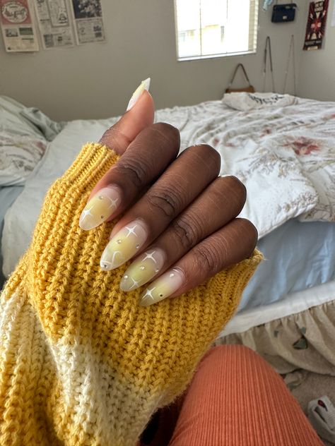 Jelly Yellow Nails, Jelly Nails On Dark Skin, Lollapalooza Nails, Yellow Jelly Nails, Yellow Aura Nails, Yellow Orange Nails, Sabrina Carpenter Nails, Nails On Dark Skin, Yellow Jelly