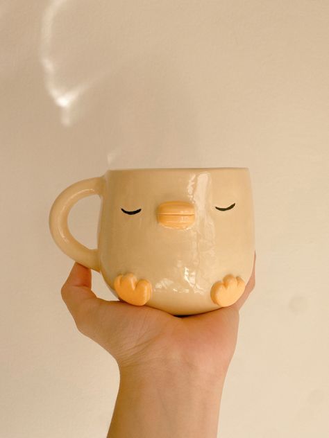 Ceramica hecha a mano | taza de ceramica de animalito mascota pollito Pottery Cup Ideas Design, Ceramics Cute Ideas, Aesthetic Clay Mugs, Ceramic Mug Decoration, Cute Mugs Pottery, Pinch Pot Animal Ideas, Ceramics Mugs Ideas, Cup Pottery Ideas, Clay Mug Ideas Aesthetic