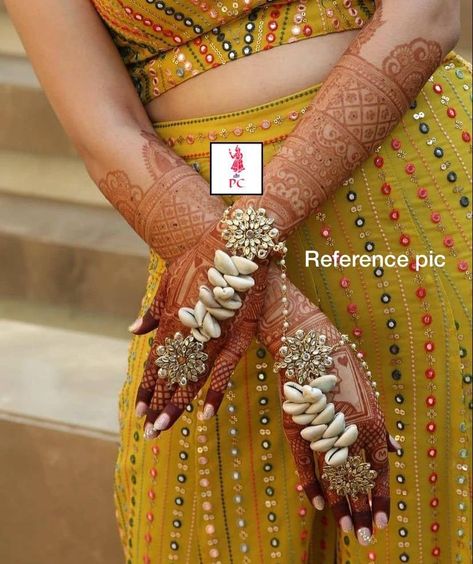 Haath Phool Jewellery, Baby Shower Outfit Ideas, Haath Phool, Haldi Ceremony Outfit, Flower Jewelry Designs, Rajasthani Dress, Hand Harness, Beaded Clutch Bag, Bridal Jewellery Design