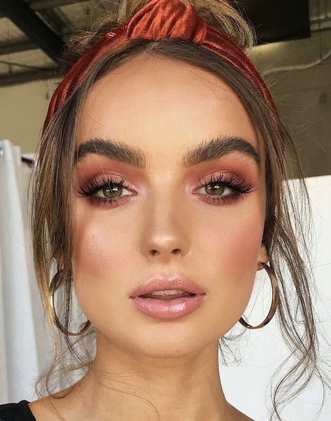 Cooper Makeup Look, Terracotta Blush Makeup, Make Up Playa, Coral Dress Makeup, Coral Makeup Looks, Eyeshadow Looks For Green Eyes, Terracotta Makeup, Looks For Green Eyes, Ombre Eyebrows