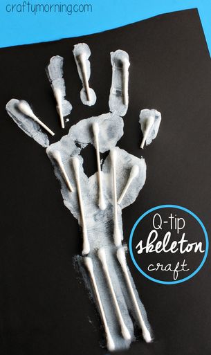 Easy Q-Tip Handprint Skeleton Craft #Halloween craft for kids to make | CraftyMorning.com Skeleton For Kids, Halloweenpyssel Barn, Skeleton Craft, Halloween Art Projects, October Crafts, Halloween Kunst, Halloween Arts And Crafts, Halloween Preschool, Manualidades Halloween