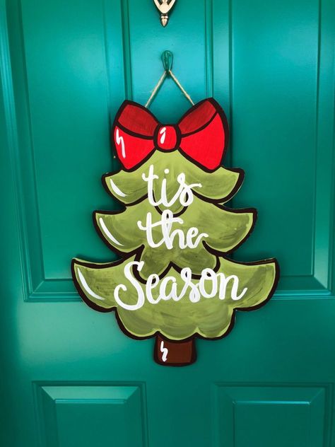 Christmas Door Hangers, Hanger Christmas Tree, Diy Christmas Door, Christmas Palette, Christmas Door Decoration, Hanger Ideas, Door Hangers Diy, Door Hangings, Painted Door