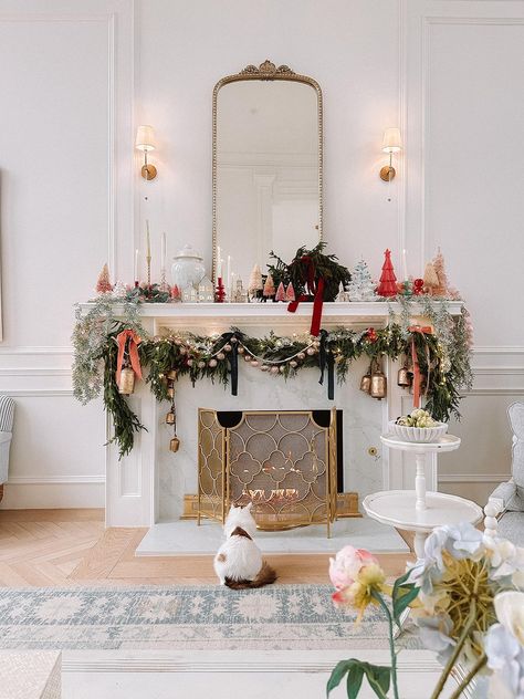 Christmas Decor Ideas Whimsical, Christmas Mantel Decorations Fireplaces, Mantle Deco, Decor Natal, Christmas Fireplace Mantels, Whimsical Christmas Tree, Anthropologie Christmas, Whimsical Christmas Decor, Forest Christmas