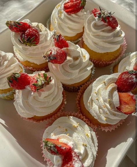 Aesthetic Cupcakes, Cupcakes Aesthetic, Icing Cupcakes, Strawberry Aesthetic, Picnic Inspiration, Birthday Brunch, Strawberry Cupcakes, Tasty Baking, Strawberry Desserts