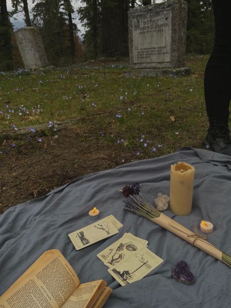 Graveyard Statues, Goth Hippie, Grave Yard, Candles Flowers, Witch Core, Lev Livet, Reading Tarot, Flowers Dried, Season Of The Witch