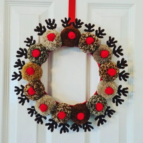 Christmas Pompom, Christmas Pom Pom Crafts, Crochet Christmas Lights, Glamorous Christmas Tree, Diy Christmas Star, Christmas Pom Pom, Crochet Christmas Wreath, Pom Wreath, Rudolph Christmas