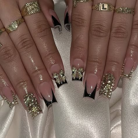 ig: setsbycarolaa Gold Nails With Rhinestones Short, Gold Bling Nails Short, Short Classy Set Nails, Gold Short French Nails, Short Square Acrylic Nails French Tips With Bow, Black And Gold Nail Inspo Short, Short Square Bling Nails, Gold Nail Inspo Square, Black And Gold Nails Birthday